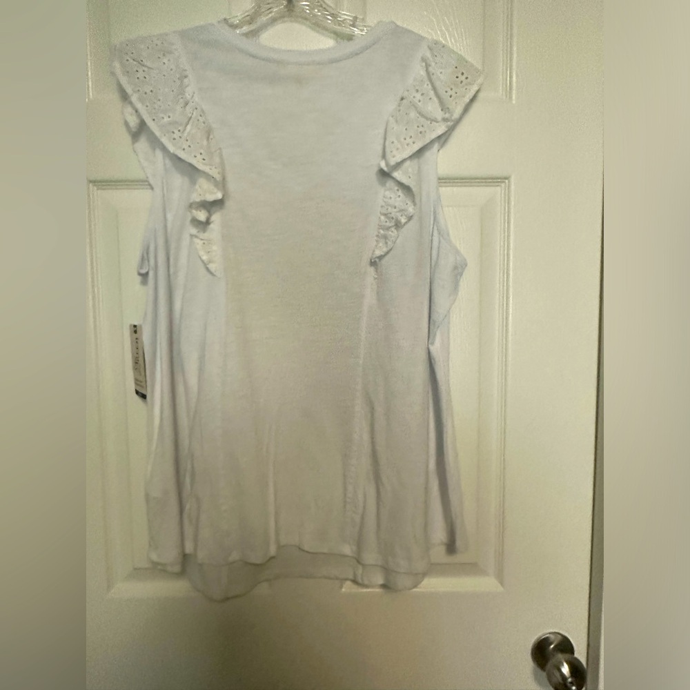 SLEEVELESS WHITE TOP W/EYELET LACE DOWN SIDES 2X (20w-22w)Terra &Sky, new w/tags